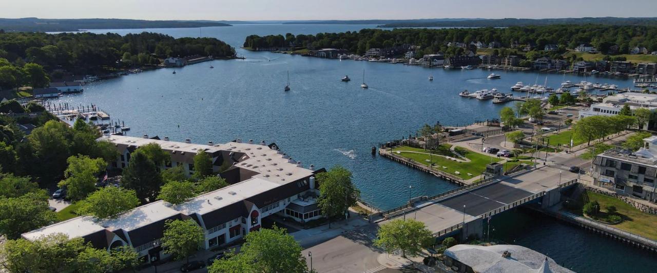 359 Edgewater Inn Charlevoix Exterior photo